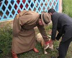 В Заиграевском районе президенту Монголии подарили молодого барашка