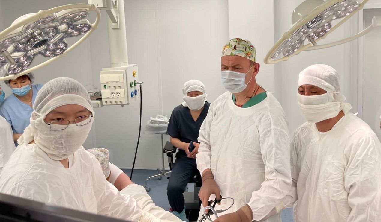 голые женщины на приеме у хирурга