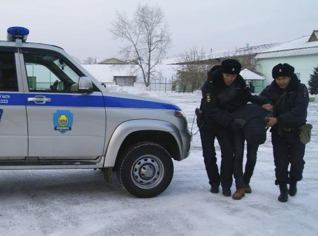 В Улан-Удэ молодой человек, освободившись из мест лишения свободы, вскрыл три авто (ФОТО)