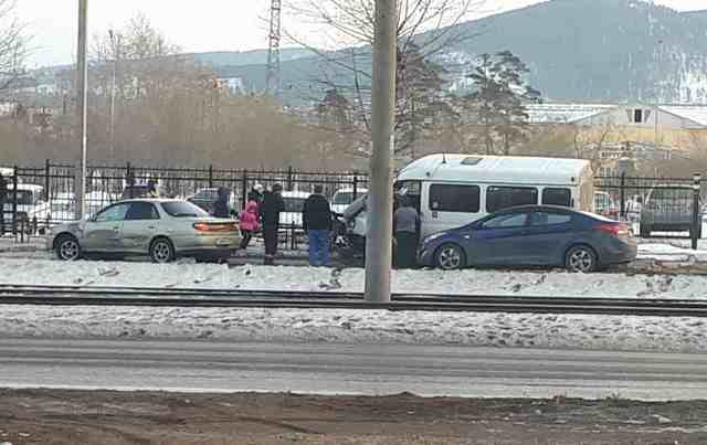 В Улан-Удэ в тройном ДТП микроавтобус протаранил ограждения (ФОТО)