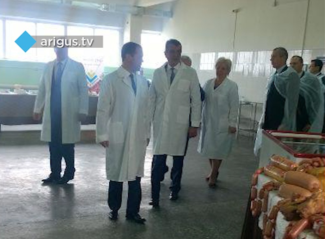 Дмитрию Медведеву показывают буузы в Улан-Удэ (ФОТО)