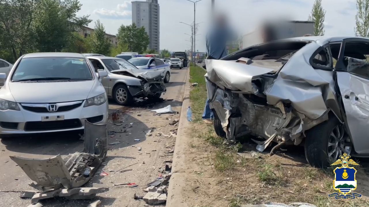 Два человека попали в больницу после массового ДТП в центре Улан-Удэ