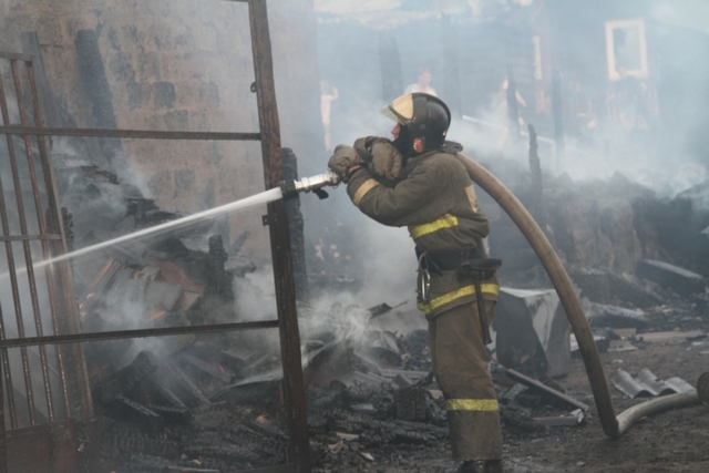 В Улан-Удэ в крупном пожаре удалось отстоять шесть домов (ФОТО)