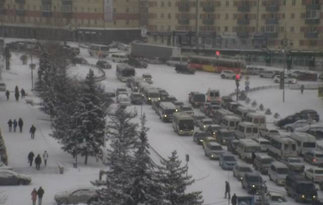 Одна большая пробка: В Улан-Удэ дорожники не справляются с непрекращающимся снегом