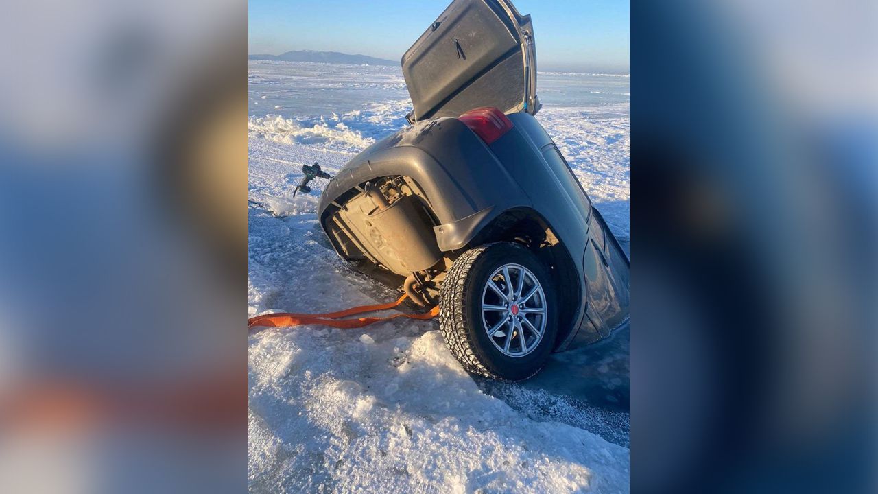 В Бурятии «Тойота» провалилась под лед. ВИДЕО