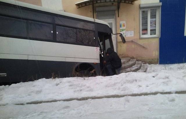 В Улан-Удэ автобус едва не врезался в жилой дом (ФОТО)