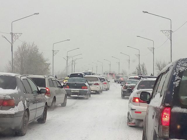 Первый снег в Улан-Удэ: Пробки, переполненные трамваи и дрифтующие автомобили