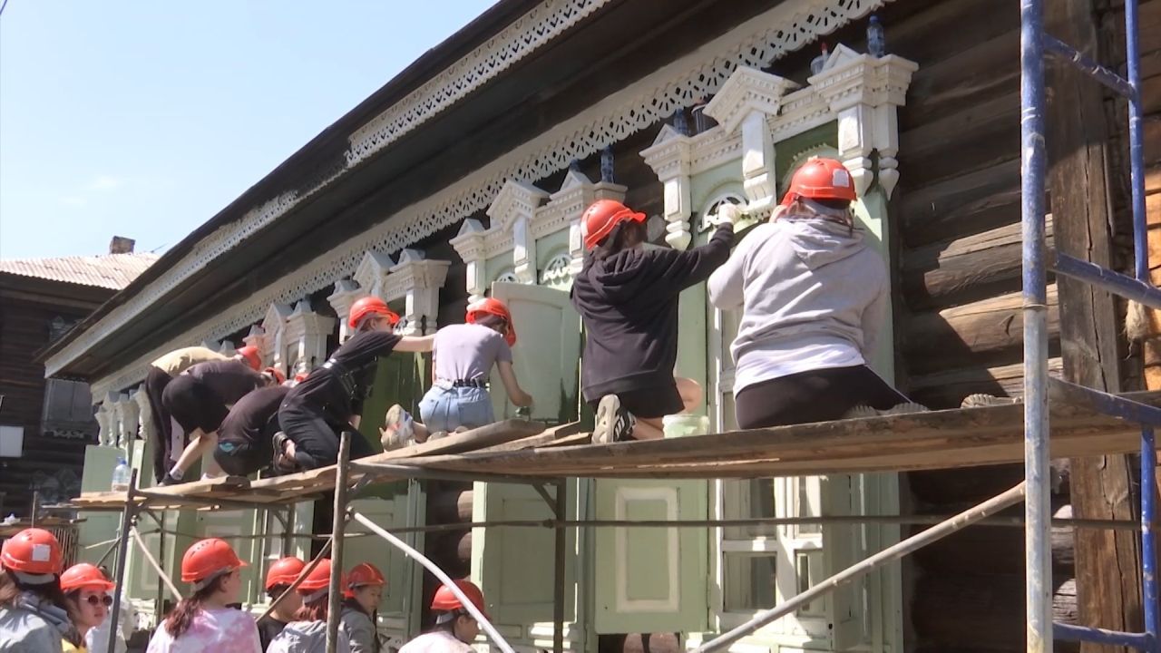 В центре Улан-Удэ преображают деревянные постройки