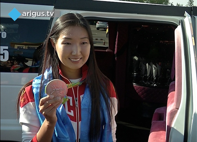 В Улан-Удэ букетами, баннерами и лимузином встретили серебряного призёра ОИ-2016 Инну Степанову