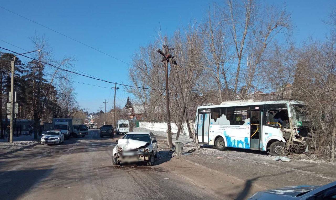 В Улан-Удэ автобус с пассажирами въехал в иномарку. Есть пострадавшие. ВИДЕО