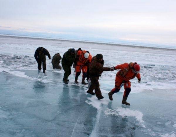 На Байкале спасли рыбаков с оторвавшихся льдин (ОБНОВЛЕНО)