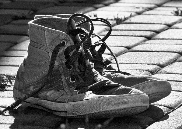 В Улан-Удэ пьяный мужчина украл кроссовки у собутыльника и выбросил их