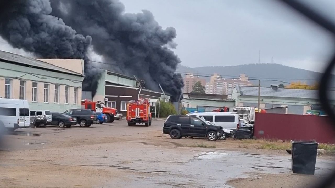 Пожар в улан удэ. Крупный пожар. Пожар на предприятии. Пожар хата сгорела.