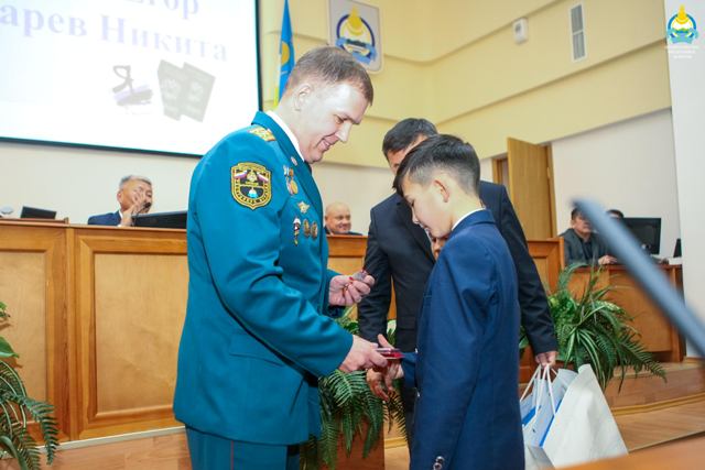 Школьников из Бурятии наградили медалями за спасение людей