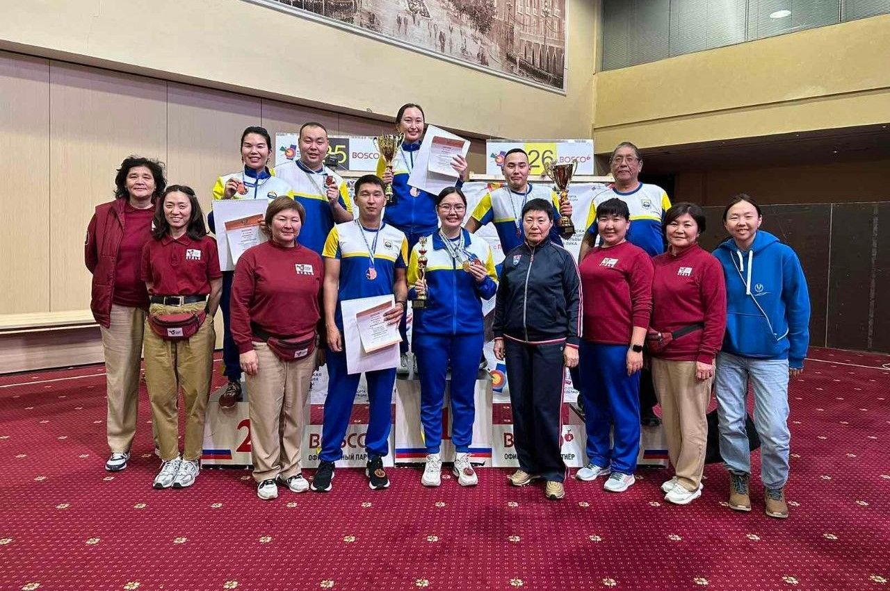 пьедестал победы. призовой пьедестал. человек на пьедестале.