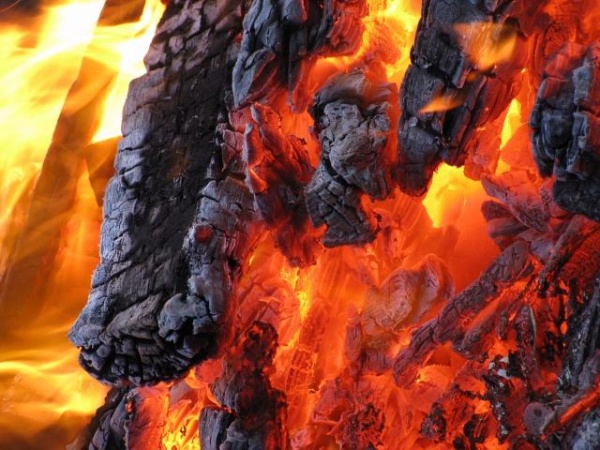 Срочно: В Северомуйске вновь загорелись жилые дома, местные жители эвакуированы