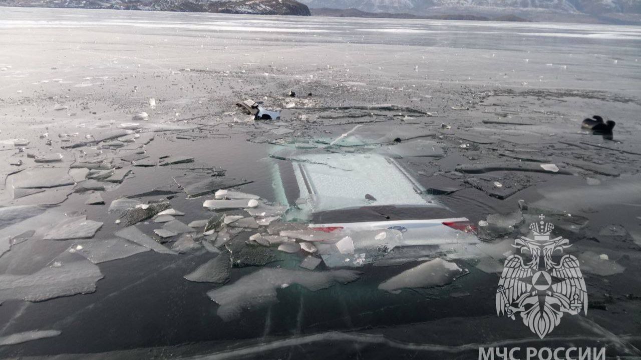 Автомобиль ушел под лед на Байкале В салоне находились 4 человека, в том  числе ребенок.