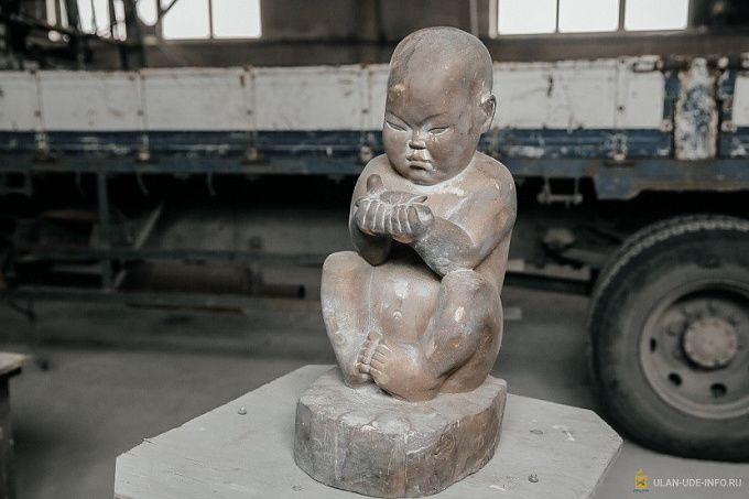 В Улан-Удэ устанавливают скульптуру Даши Намдакова