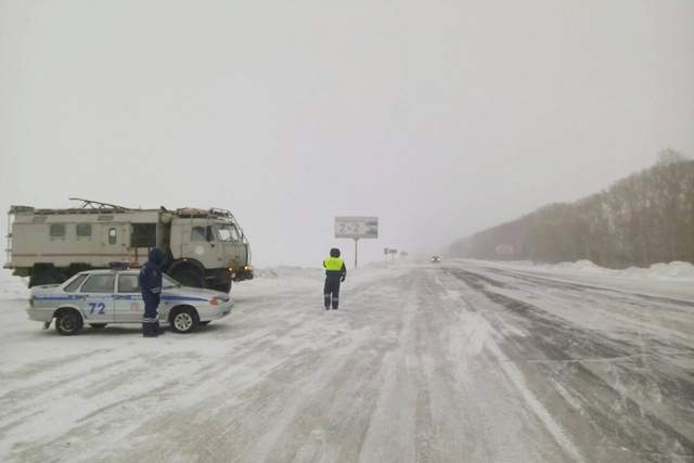 В Бурятии спасли пожилого водителя, застрявшего на дороге в метель