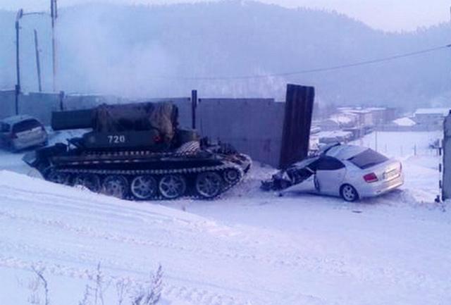 Военный тягач раздавил легковушку в Улан-Удэ (ФОТО)