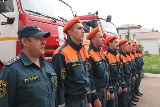 Спасатели из Бурятии работают в Байкальске 