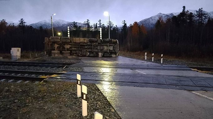 Водитель грузовика, столкнувшийся с поездом в Бурятии, влетел на полумиллионный штраф