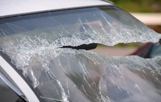 «Психанул»: В Бурятии мужчина разбил палкой соседское авто