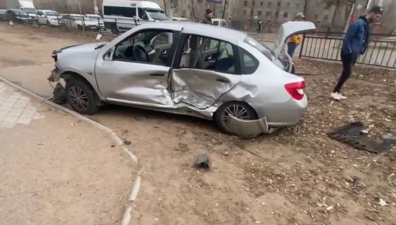 В Улан-Удэ машина после ДТП пробила ограждение и вылетела на тротуар. ВИДЕО