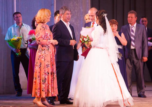 Правительство Бурятии впервые опубликовало фотографии Алексея Цыденова с супругой