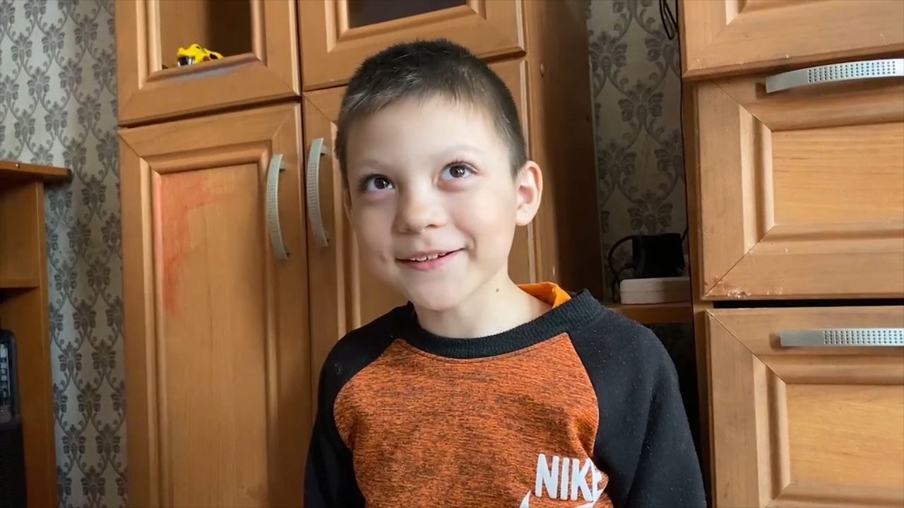 Статус сесть на шею. Два мальчика спорят. Замкнутый ребенок. Радостный мужчина на белом фоне. Мальчик согласился.