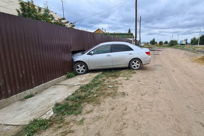 В Улан-Удэ автоледи влетела в забор