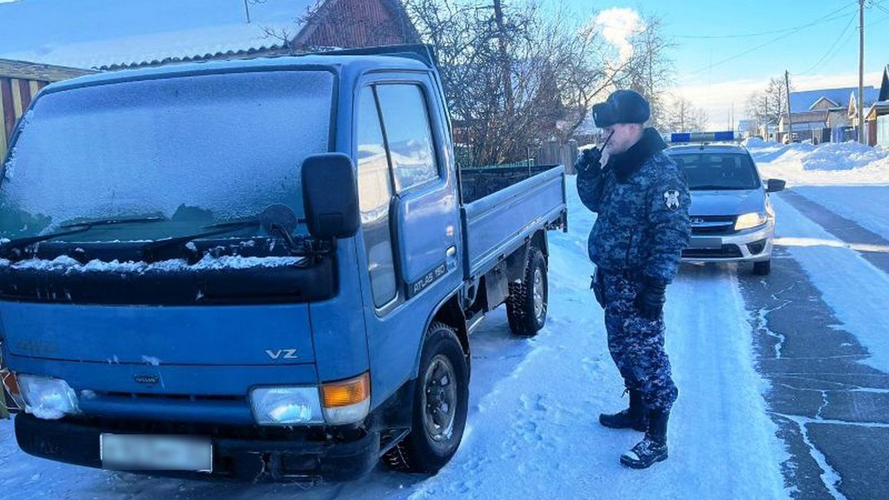 Махал руками и не мог сидеть: В Бурятии задержали пьяного угонщика грузовика