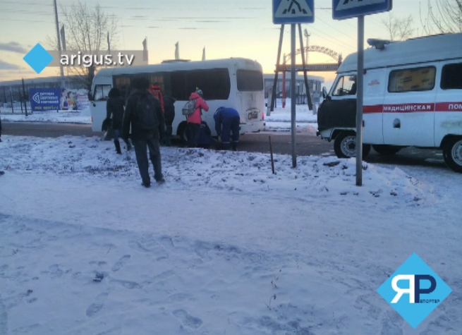В центре Улан-Удэ микроавтобус сбил девушку, пострадавшая госпитализирована (ФОТО)