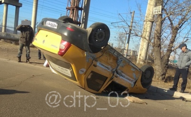 В Улан-Удэ такси перевернулось по вине пьяного водителя (ФОТО)