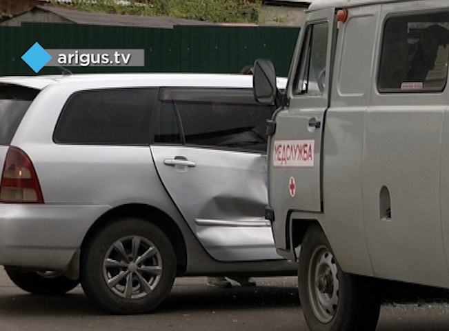 В центре Улан-Удэ автомобиль «скорой помощи» протаранил иномарку