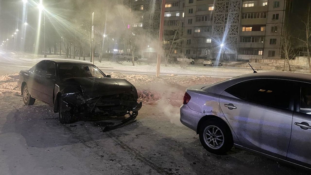 В Улан-Удэ пьяный лихач врезался в автомобиль, а затем стену дома