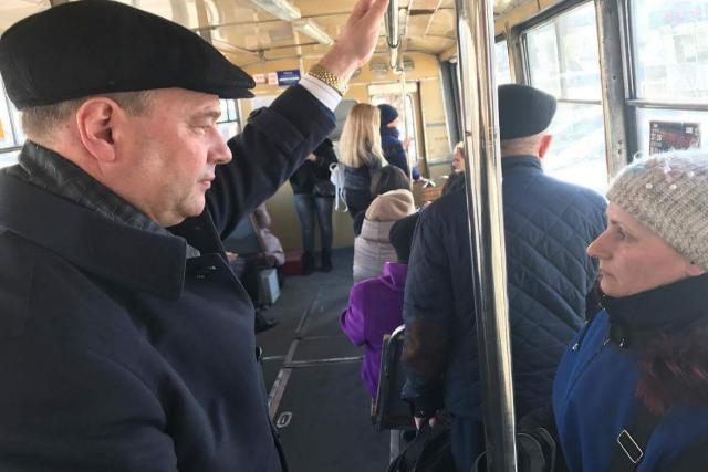 В соцсетях анонимно выложили «фоторепортаж» с мэром Улан-Удэ в трамвае