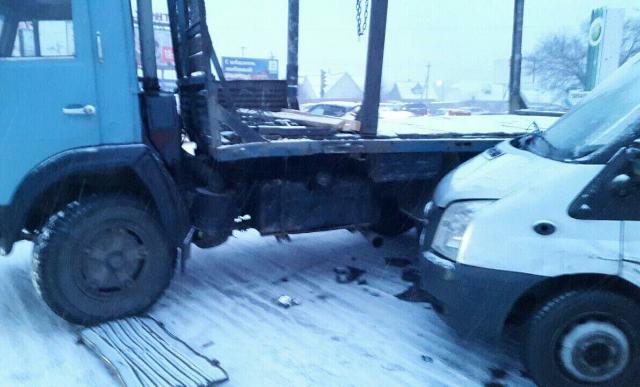 В Улан-Удэ микроавтобус с пассажирами врезался в КамАЗ с прицепом (ФОТО)
