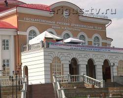Пива и зрелищ! Почему балкон русского драмтеатра стал пристанищем для палаточного кафе