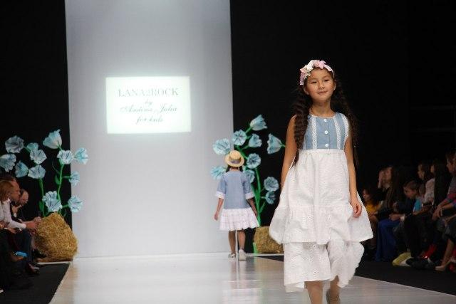 9-летняя улан-удэнка дебютировала на подиуме Недели моды в Москве 