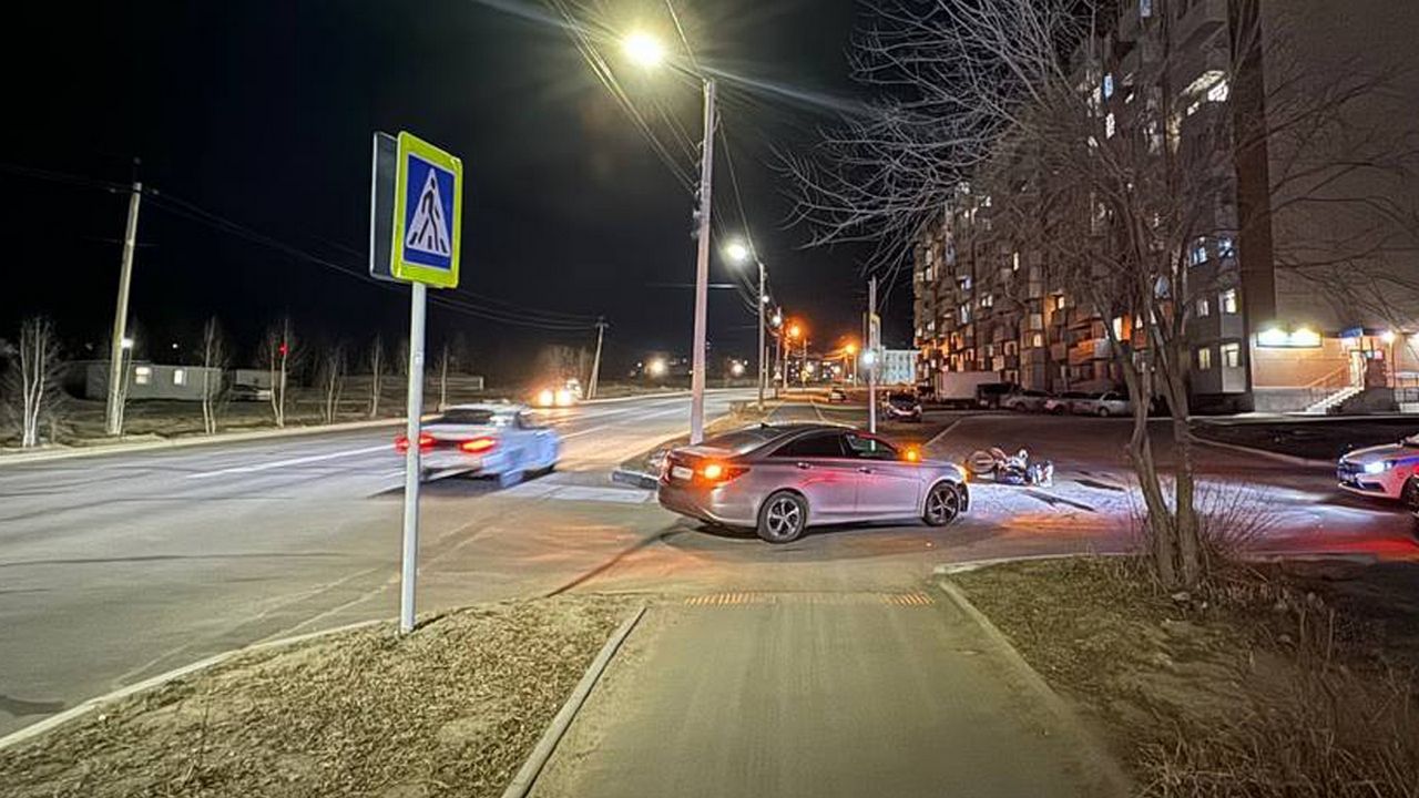 В Улан-Удэ школьник на мотоцикле врезался в легковушку