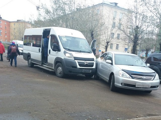 В Улан-Удэ микроавтобус с пассажирами врезался в седан (ФОТО)