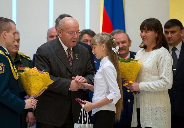 Школьнице из Улан-Удэ в Москве вручили медаль за спасение одноклассницы (ФОТО)