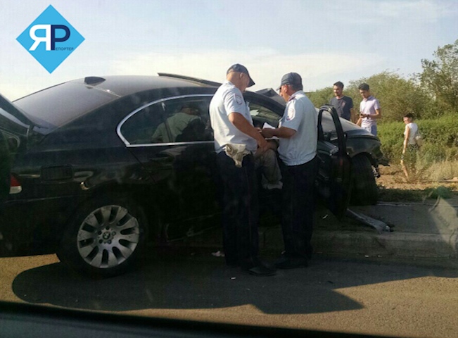 В Улан-Удэ водитель BMW 7 врезался в дорожное ограждение и сбежал, оставив пассажира