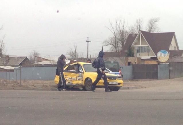 В Улан-Удэ произошло ДТП с участием такси, трое мужчин доставлены в больницу (ФОТО)