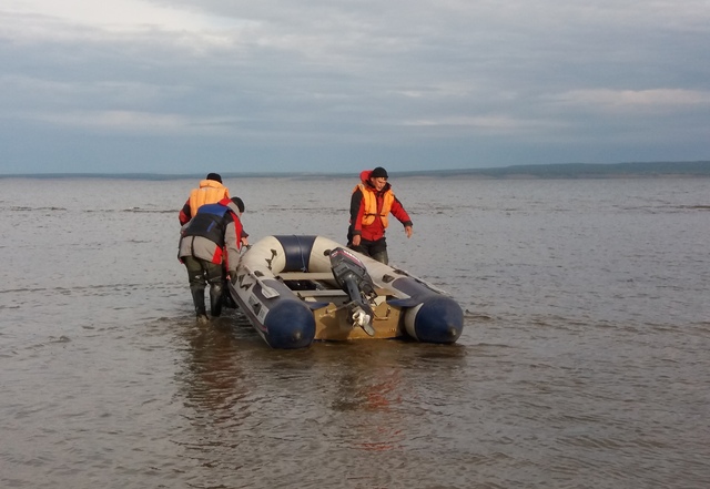 В Бурятии продолжаются поиски утонувших на озере рыбаков
