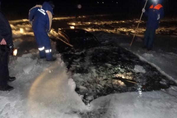 На Байкале в провалившемся под лед автомобиле погибла женщина с ребенком