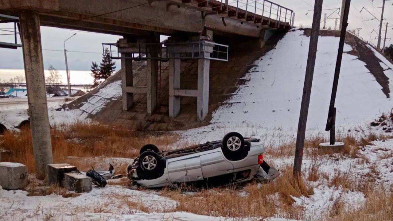 В Бурятии внедорожник слетел с трассы. В салоне находились дети