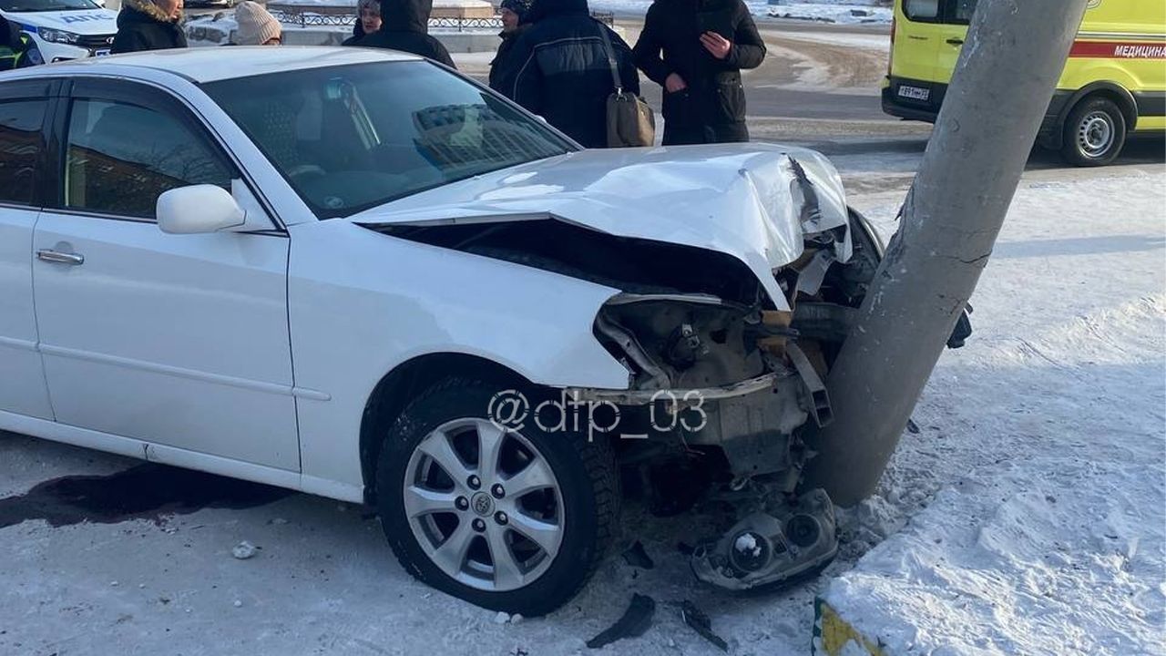 Улан-удэнец на Toyota Mark II вылетел на тротуар и сбил двоих человек. ФОТО