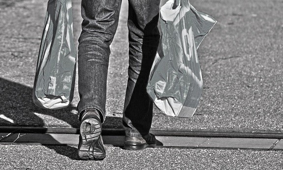 Житель Бурятии на улице отнял у пенсионерки пакет с покупками